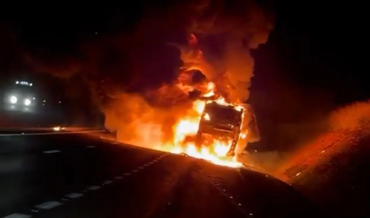 Incêndio atinge ônibus com 30 passageiros na Rodovia Euclides da Cunha