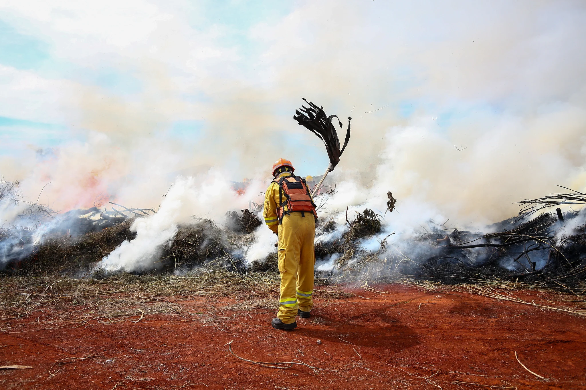 Risco de incêndio aumenta com calor e baixa umidade em SP