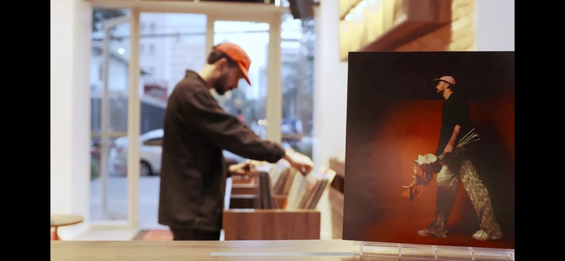 John celebra um ano de ‘Na Trave’ com edição limitada em vinil em São Paulo