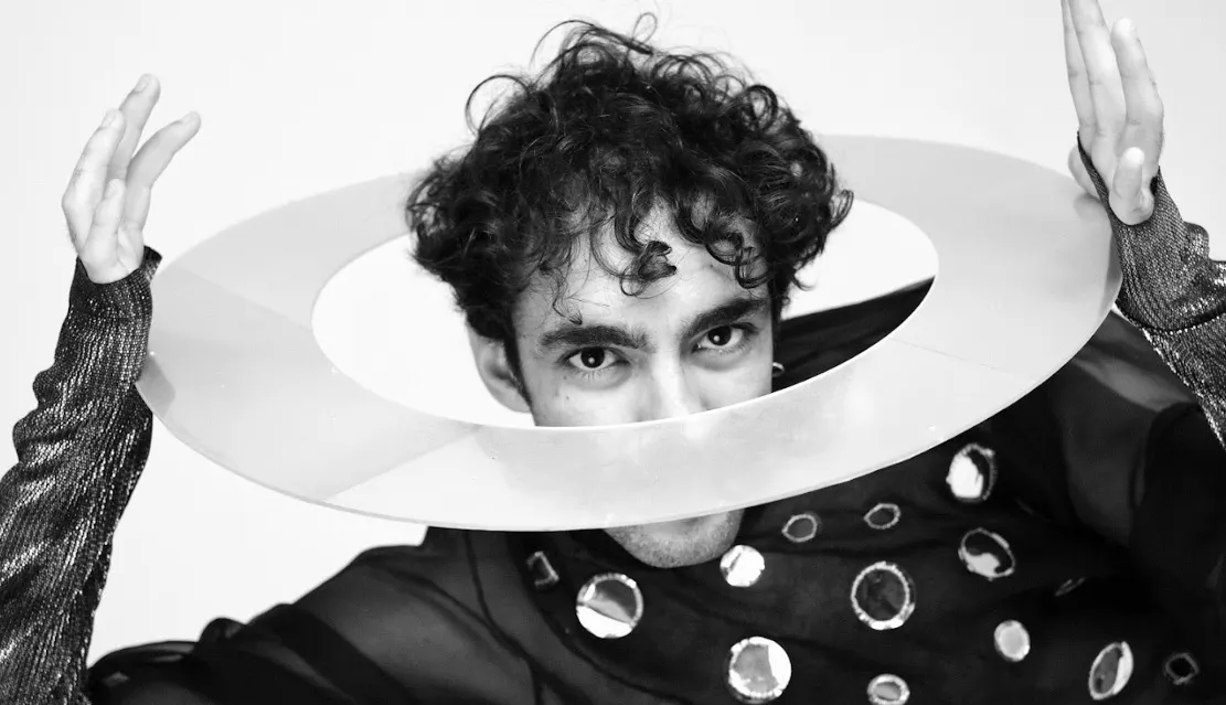 Lucas Bezerra manda o amor para o espaço em disco com releituras do compositor paraibano Totonho