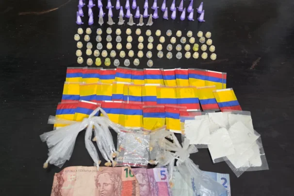Jovem de 18 anos é preso com centenas de porções de cocaína, crack e k2 em Mongaguá