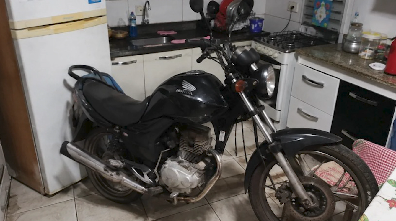 Homem estaciona moto na cozinha e ameaça por fogo no veículo para incendiar a companheira