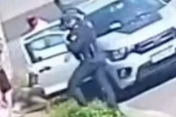 Mulher é atropelada pelo próprio companheiro em Guarujá, sofre fratura na costela e lesões na perna