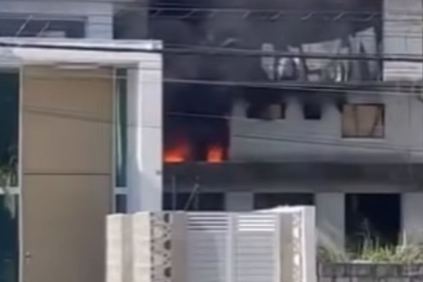 Incêndio atinge obra abandonada em avenida de Guarujá