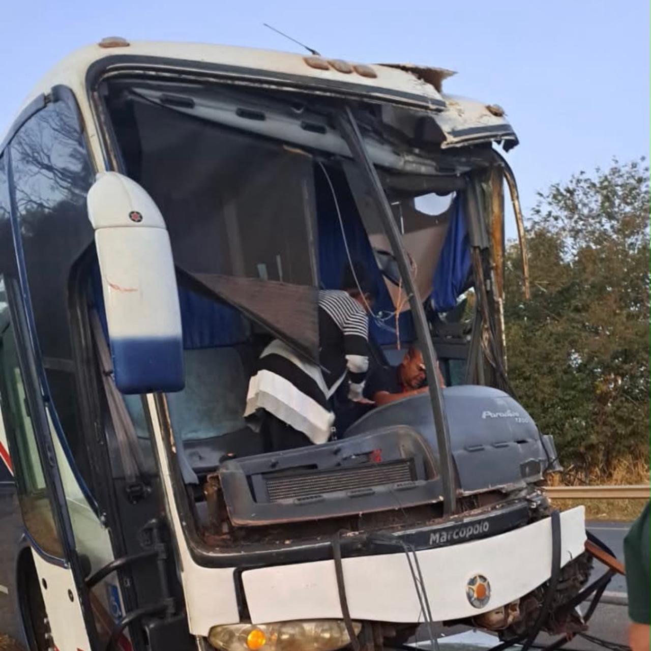 Acidente com ônibus que levava pacientes deixa cinco feridos na SP-461
