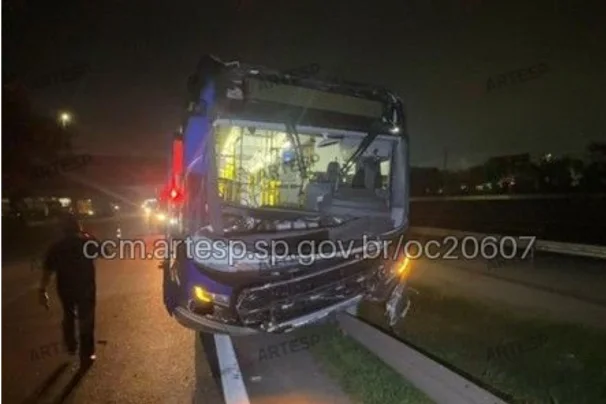 Ônibus é fechado por carreta, perde o controle e colide com defensa metálica em rodovia de Santos