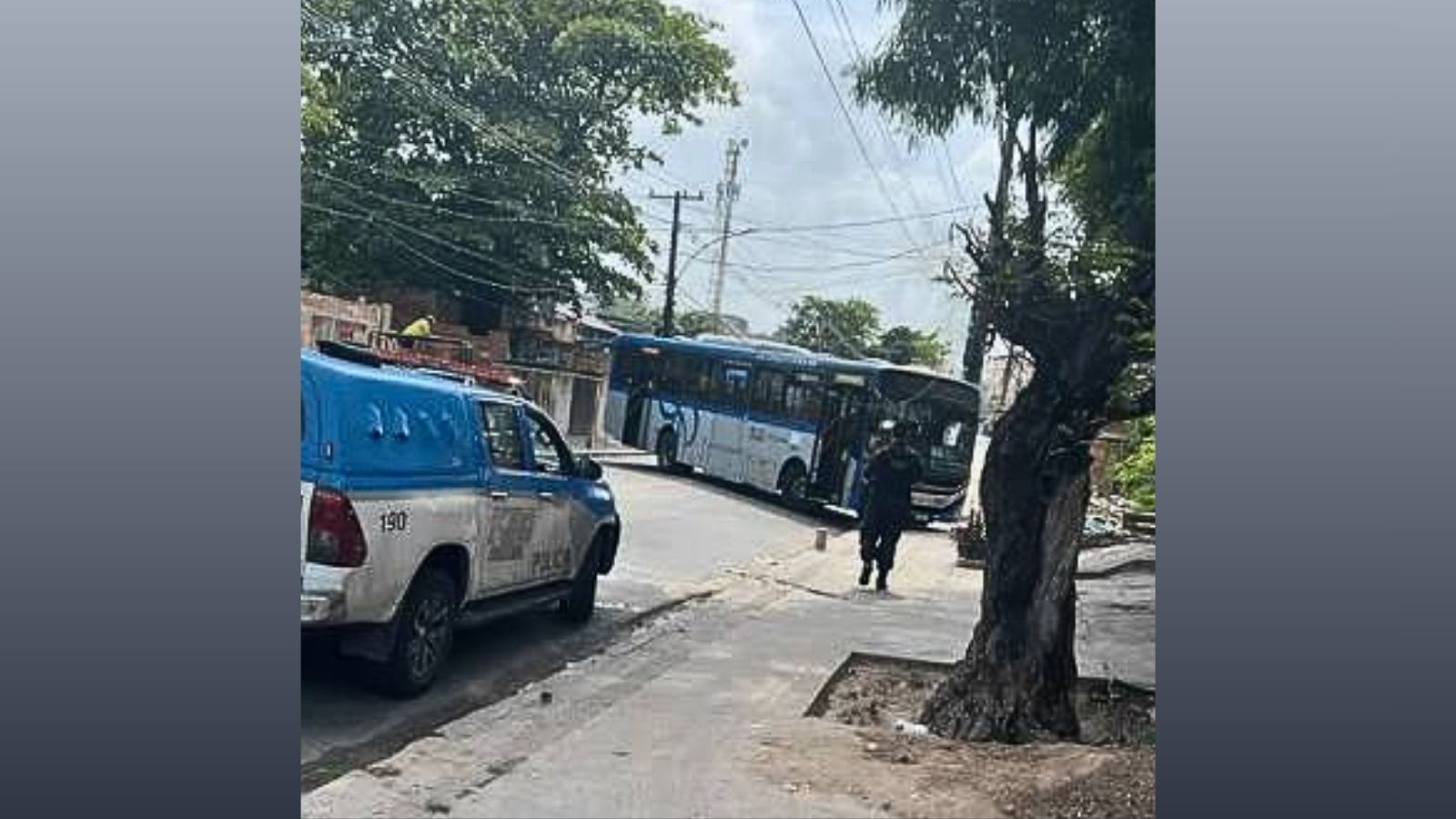 Ônibus são sequestrados e usados como barricadas em ruas do RJ após operação policial