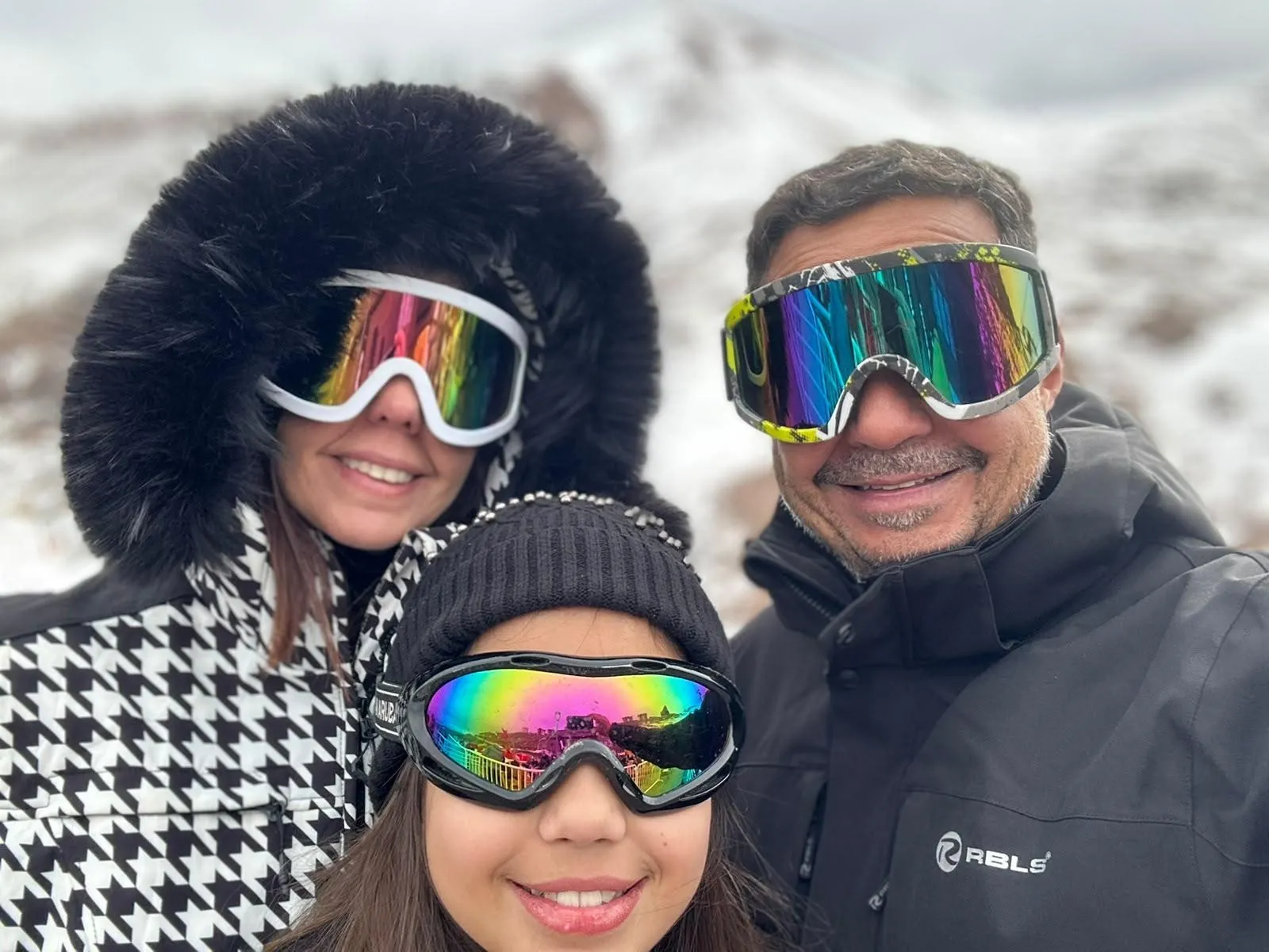 Comandante de São José é surpreendido com viagem em família no Dia dos Pais e leva esposa e filha para conhecer a neve; veja VÍDEO