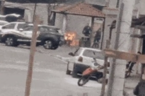 Imagens que mostram policiais militares quebrando objetos e ateando fogo em praça de Santos são analisadas pela PM