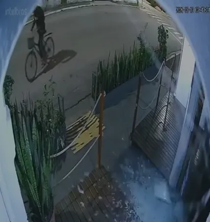Homem quebra porta de vidro com pedra, furta televisor, celular e sorvetes de restaurante e é preso em Ubatuba; veja VÍDEO