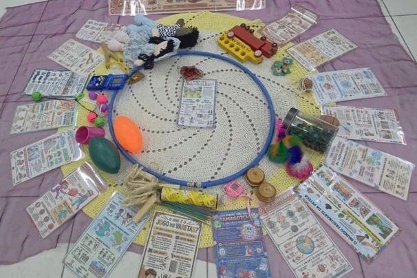 Escola no Guarujá comemora Semana da Educação Infantil com mini museu de brinquedos antigos