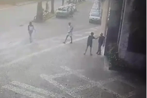 Polícia apreende adolescentes após ataque à idoso em saída de shopping em Santos; VÍDEO
