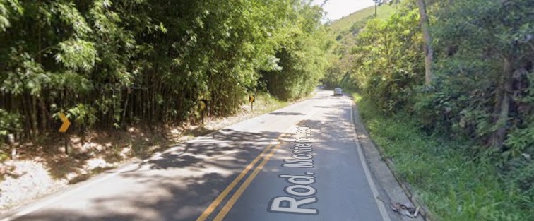 Acidente entre carro e caminhão interdita totalmente a SP-50 em Santo Antônio do Pinhal