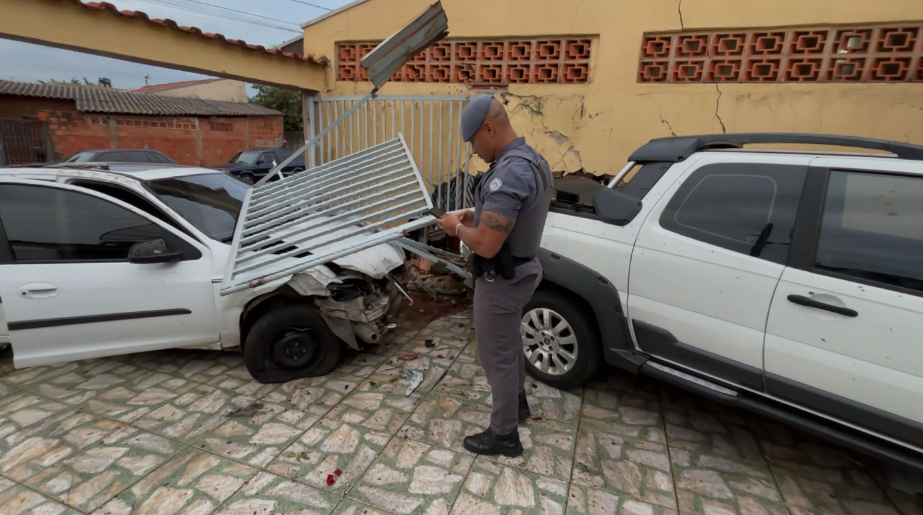 AGORA em Sumaré: Homem atira cinco vezes contra vítima, tenta fugir com o carro dela e termina com acidente dentro de residência