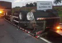 Tombamento de carreta com soja interdita trecho da SP-294