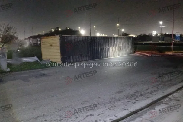 Carreta perde o controle e tomba em curva da Rodovia Anchieta