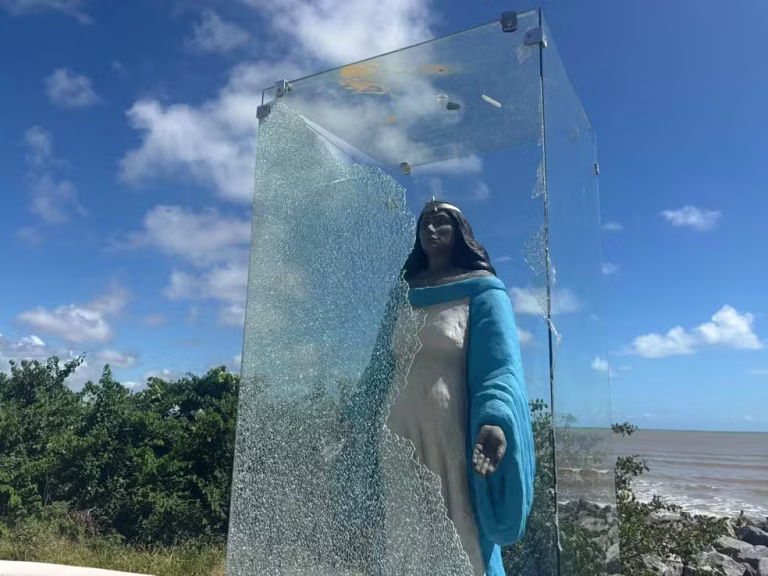 Mulher suspeita de vandalizar estátua de Iemanjá é identificada em João Pessoa