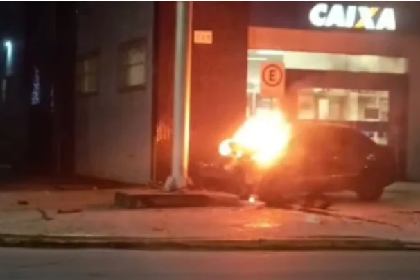 Incêndio atinge carro de passeio em avenida de Bertioga