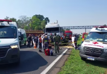 Vídeo: Motorista morre após carro invadir pista e bater em carreta