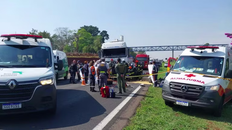 Vídeo: Motorista morre após carro invadir pista e bater em carreta